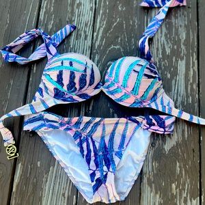 Rare discontinued Victoria’s Secret Bikini 34B top medium bottoms gently used